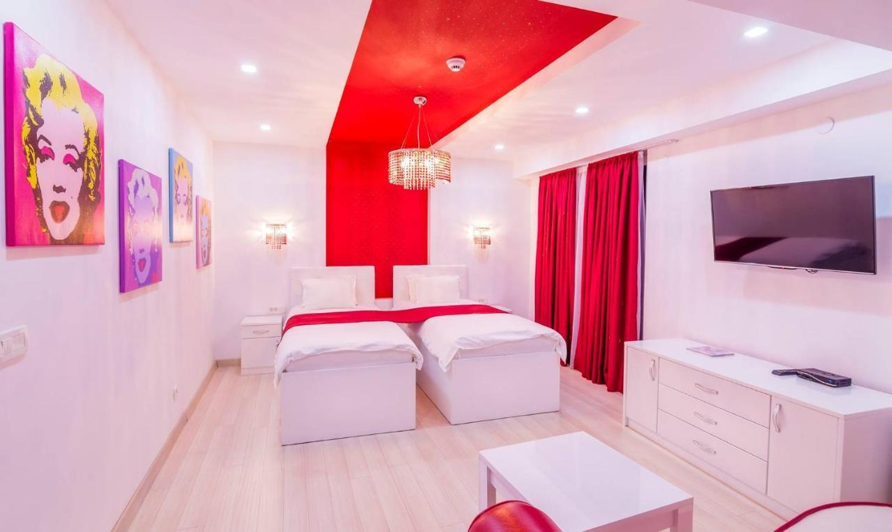 Marilyn Monroe – Apartment mit französischem Balkon und seitlichem Seeblick