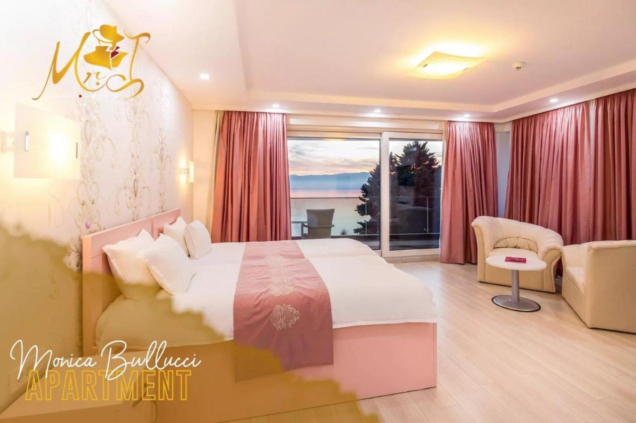 Monica Bellucci – Apartment mit Balkon und Seeblick